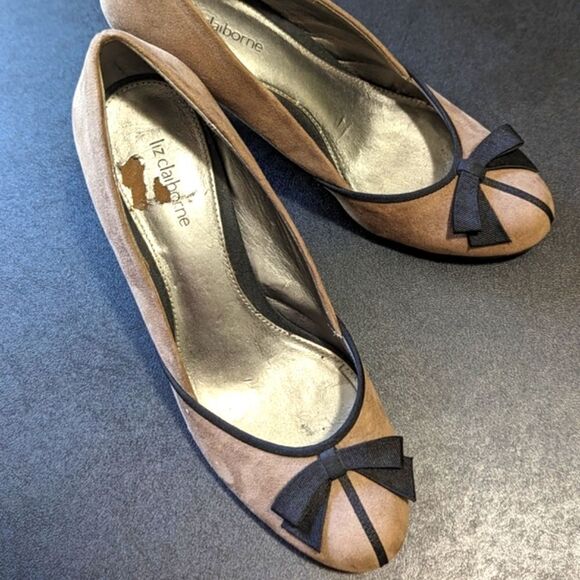 Vintage Liz Claiborne Taupe Suede Pumps with Black Bow Accent and Piping - Picture 16 of 16